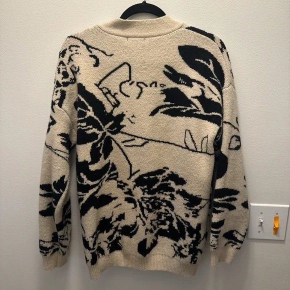 Vici Floral Patterned Cardigan in Cream and Black - Picture 4 of 4